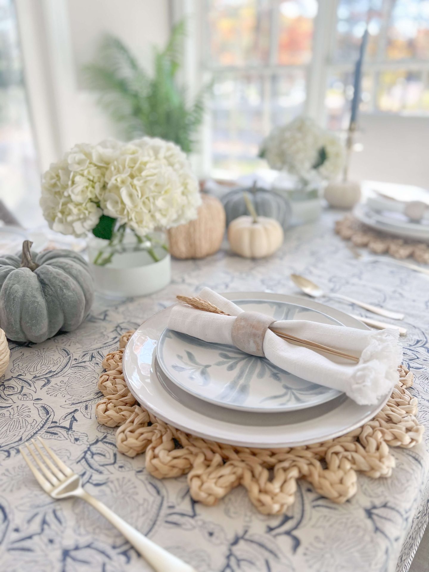 Coastal Thanksgiving Tablescape Ideas to Wow Your Guests