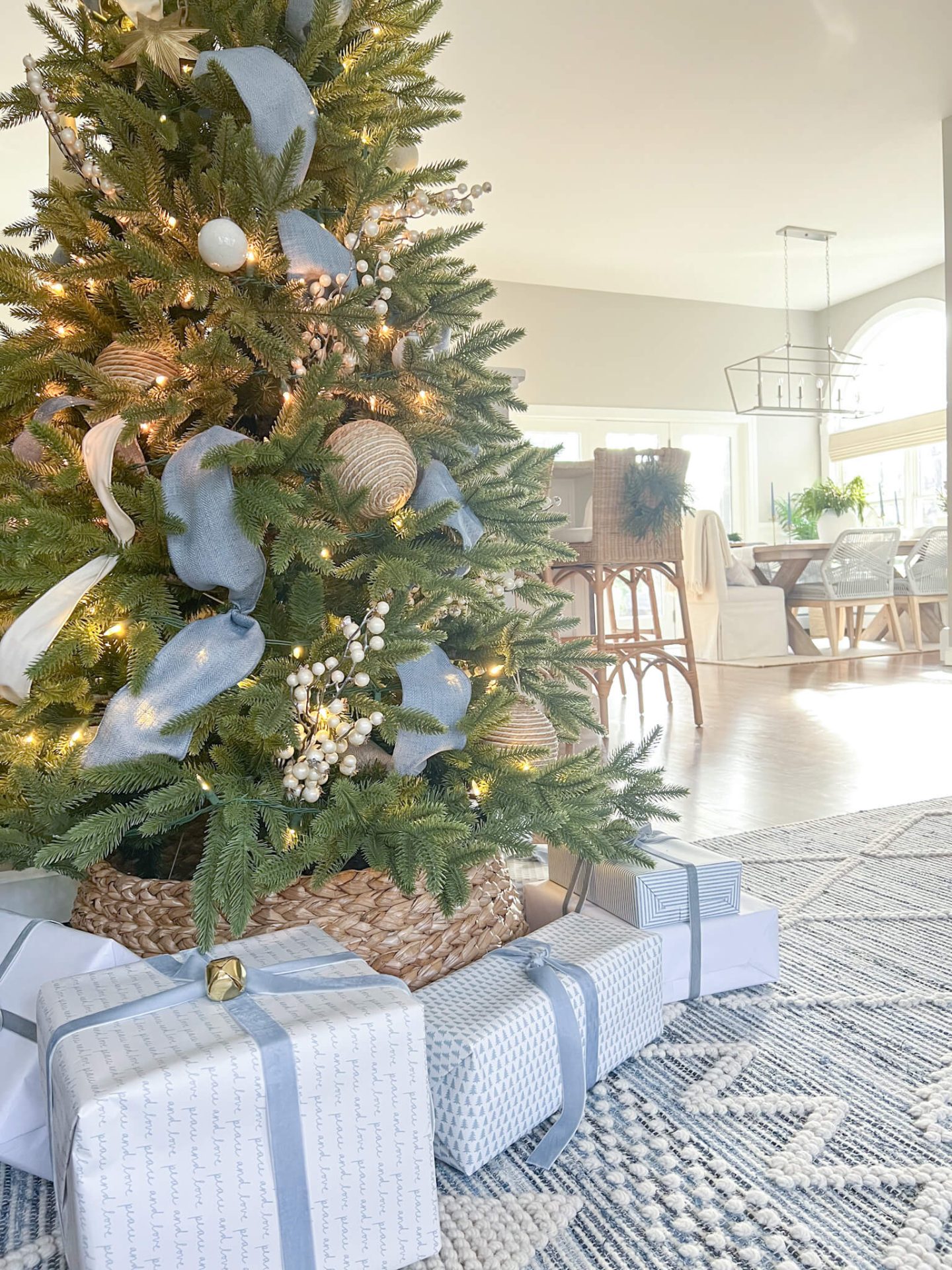 7 Coastal Christmas Decor Ideas for Your Living Room